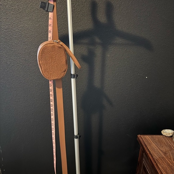 Stone Mountain Leather Embossed Belt Bag Sz Medium Ladies - Picture 1 of 10